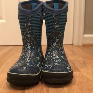 BOGS for girls, size 11. Best snow boots for kids, easy slip on! Waterproof.